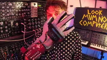Un usuario convierte el mítico Power Glove de Nintendo en un instrumento musical de ciencia-ficción