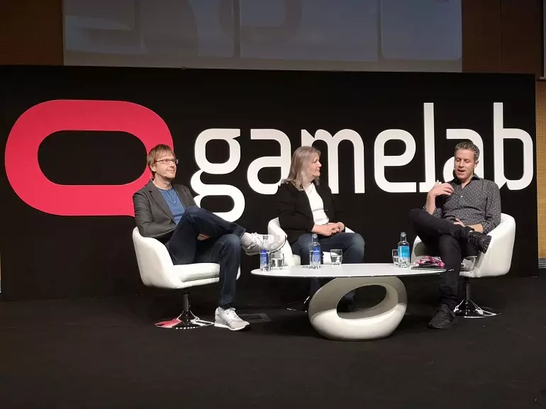 Amy Hennig junto a Mark Cerny (Sony) y el periodista Geoff Keighley en una charla durante la Gamelab 2018. Amy Hennig junto a Mark Cerny (Sony) y el periodista Geoff Keighley en una charla durante la Gamelab 2018.