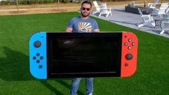 La Nintendo Switch más grande del mundo mide casi dos metros de largo, pesa 30 kilos y tiene pantalla 4K