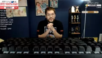 Un pro de StarCraft decide jugar en directo al juego de la forma más absurda ¡Un teclado gigante!