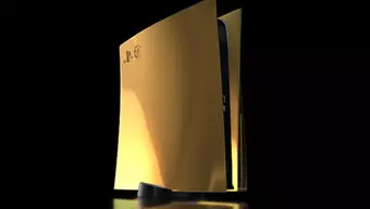 Si la PS5 blanca no te convence, siempre podrás hacerte con esta versión bañada en oro de 24K