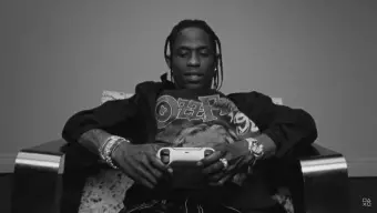 PlayStation firma un acuerdo creativo con el rapero Travis Scott y presenta un curioso anuncio de PS5