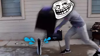 PS5 y el DualSense no se libran de los golpes en un vídeo donde le tiran una nevera, ¡y resisten bien!