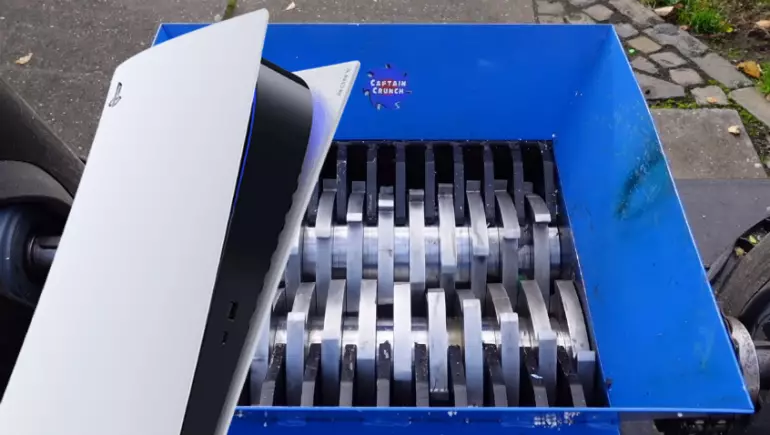Te dolerá ver como alguien destruye su PlayStation 5 en una trituradora Te dolerá ver como alguien destruye su PlayStation 5 en una trituradora