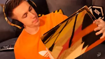 Así es la PS5 de oro de 24 kilates que vale más de 9.000 euros: un youtuber la compra y enseña en vídeo