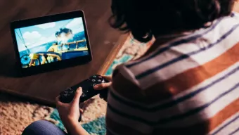Sea of Thieves en una tablet ¿Con un mando de PS4? Xbox demuestra que jugar no entiende de guerras