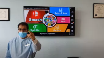 Un dentista reta a sus pacientes y regala una limpieza dental a quien le gane a Super Smash Bros