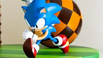 Si eres fan de Sonic tienes que ir haciendo sitio a la figura del 30º aniversario del erizo azul de SEGA