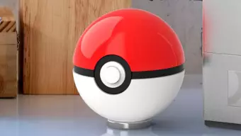 Siéntete como un Entrenador Pokémon de verdad con esta réplica realista de una Poké Ball por 100 dólares