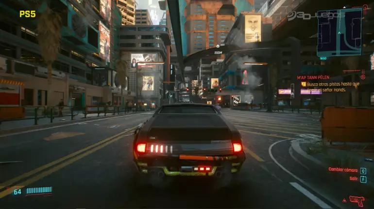 La imagen mostrando la versión de PC etiquetada como la "supuesta versión de PS5", con unos groseros botones de PC incluidos La imagen mostrando la versión de PC etiquetada como la "supuesta versión de PS5", con unos groseros botones de PC incluidos
