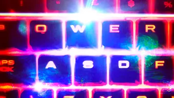 Consejos para tener una zona de juegos de PC bien iluminada: leds y luces de neón para dar brillo al escritorio