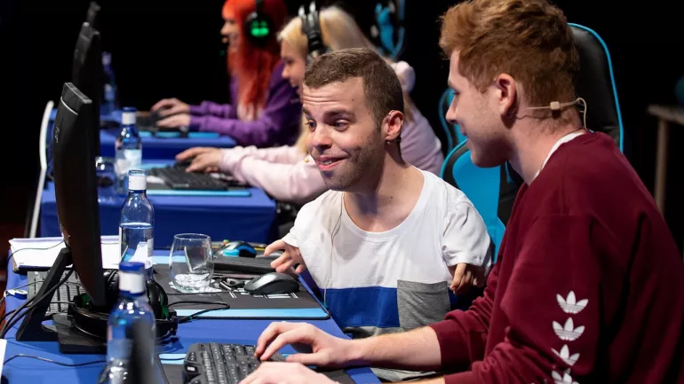 Sony patenta un sistema que permite a los espectadores de esports controlar la cámara de la emisión Sony patenta un sistema que permite a los espectadores de esports controlar la cámara de la emisión