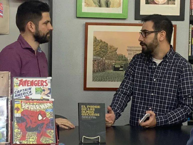 Nuestro compañero Alejandro Pascual junto al escritor Adrián Suárez en la presentación de su anterior libro, El Padre de las Almas Oscuras. Nuestro compañero Alejandro Pascual junto al escritor Adrián Suárez en la presentación de su anterior libro, El Padre de las Almas Oscuras.