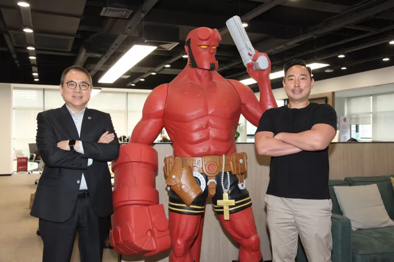 Stanley Cheung, director ejecutivo en Dark Horse Comics (izq.), y Johnny Lee (der.) junto a Hellboy. Fuente: Venturebeat Stanley Cheung, director ejecutivo en Dark Horse Comics (izq.), y Johnny Lee (der.) junto a Hellboy. Fuente: Venturebeat