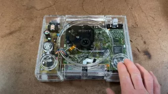 Un fan diseña una PlayStation de cristal: una bonita obra de artesanía y totalmente funcional