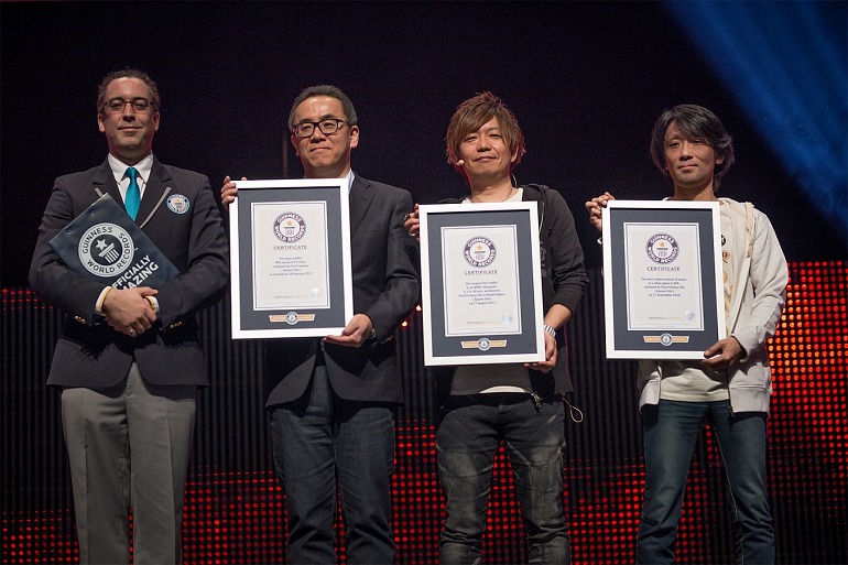 Naoki Yoshida (Productor y Director) y Masayoshi Soken (Director de Sonido y Compositor) y Yosuke Matsuda (Presidente y CEO de SQUARE ENIX CO., LTD.) en el Fan Festiva de Frankfurt, recogiendo el premio Guinness World Records a la serie de videojuegos de rol más prolífica en representación de Square Enix.
Naoki Yoshida (Productor y Director) y Masayoshi Soken (Director de Sonido y Compositor) y Yosuke Matsuda (Presidente y CEO de SQUARE ENIX CO., LTD.) en el Fan Festiva de Frankfurt, recogiendo el premio Guinness World Records a la serie de videojuegos de rol más prolífica en representación de Square Enix.