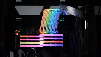 Este cable de Lian Li lleva el arcoíris a tu caja.
