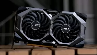 La primera tarjeta RX 5700 modificada de MSI posa para la cámara