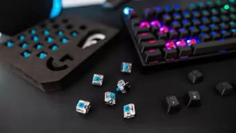 Este teclado de Logitech te deja intercambiar fácilmente los interruptores de las teclas