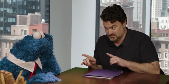El inclasificable Tim Schafer, al que vemos hablando con el Monstruo de las Galletas, ha sido el principal impulsor del crowdfunding en la industria del videojuego.