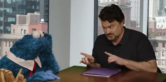 El inclasificable Tim Schafer, al que vemos hablando con el Monstruo de las Galletas, ha sido el principal impulsor del crowdfunding en la industria del videojuego.