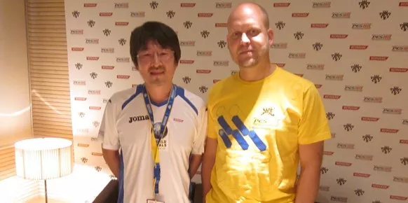 Naoya Hatsumi y Jon Murphy, productor y jefe de desarrollo de PES 2013.