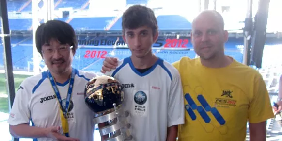 En el centro de la imagen PaUU24, el jugador español que se ha proclamado campeón mundial de PES 2012 de esta edición.