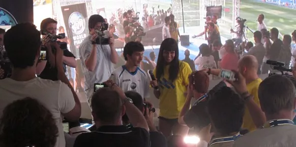 El campeón de las finales de la copa del mundo de PES afrontando multitud de flashes y grabaciones en compañía de Cristina Pedroche.