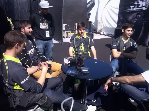 Wizards atendiendo a los medios españoles antes de comenzar el campeonato