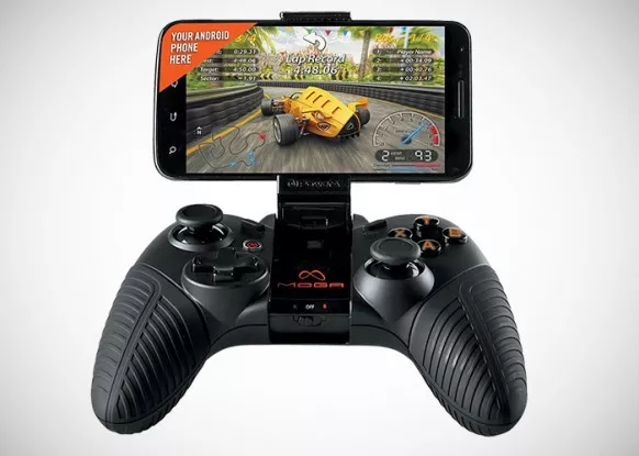 Pese a que la conjunción de móvil y mando parece una buena idea, ya que mejora los controles de todos los juegos móviles, resulta una opción poco confortable para llevar consigo.