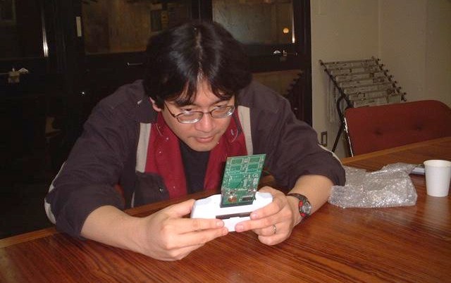 Era el presidente de Nintendo, el que se encargaba de los negocios, de que las cuentas funcionasen… pero nunca olvidó su pasión por los videojuegos. Rara vez encontramos un líder de estas características que se involucra en cada desarrollo, pero Iwata lo hacía. Porque había desarrollado videojuegos, y porque era un jugador. Aquí una foto que ha publicado hoy Yutaka Saito, probando uno de sus juegos.