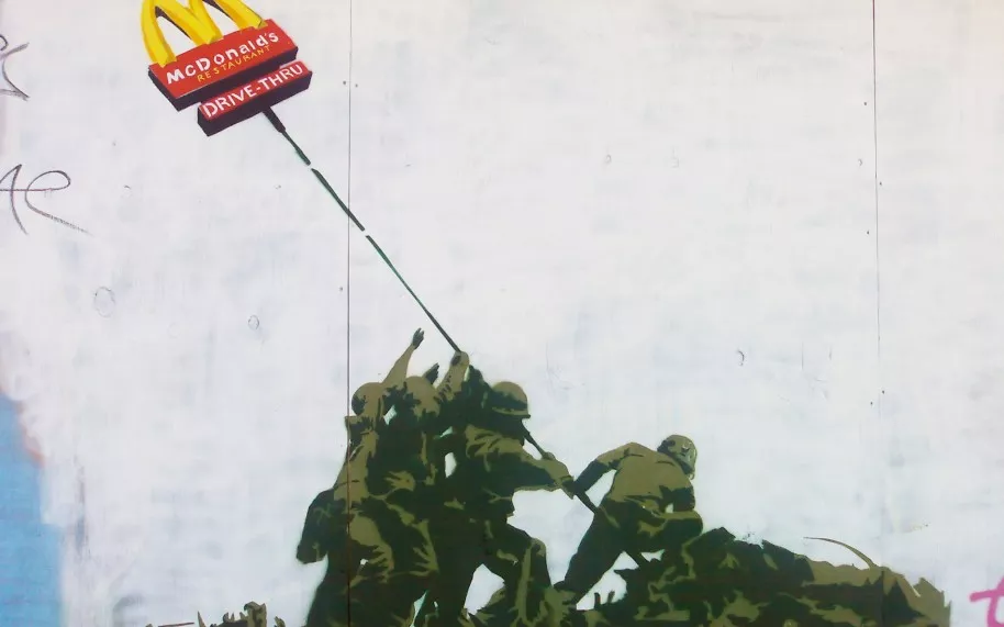 Hay comparaciones que podemos hacer entre la forma de atacar el capitalismo de Grand Theft Auto y la de artistas como el urbano Banksy.