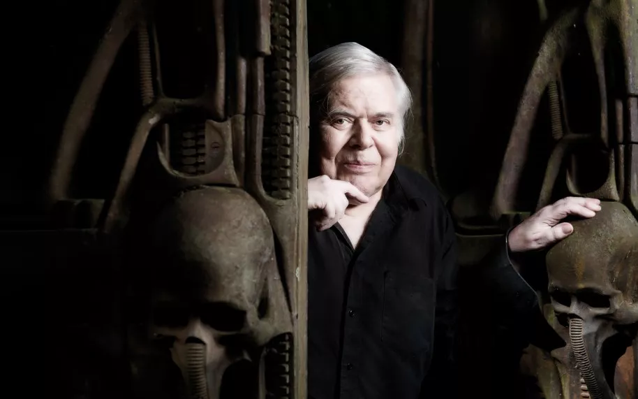 No deja de resultar sorprendente, aunque de alguna manera tenga una lógica tremenda, el conocer que el propio Giger que tanto hizo por el género de terror y las ambientaciones angustiosas y opresivas fuera, en realidad, presa de unos miedos propios que le atenazaban con demoledora constancia. A lo largo del artículo ya hemos hecho mención de su pavor a volar, que le recluyó notablemente en el viejo continente, pero también tenemos que contar que sufría de constantes terrores nocturnos. Esto, que impedía un descanso normal y constante, tenía en cambio el beneficio de que fue un constante combustible para su obra. Hasta tal punto es así que el creador dormía con un cuaderno cerca de la cama para que no se le olvidara nada de sus horribles sueños, y poder inmortalizar las criaturas que le atemorizaban en ellos. Éstas acabaron protagonizando algunas de sus más icónicas pinturas y esculturas. No es una forma de hablar cuando nos referimos a sus trabajos como una “obra de pesadilla”.