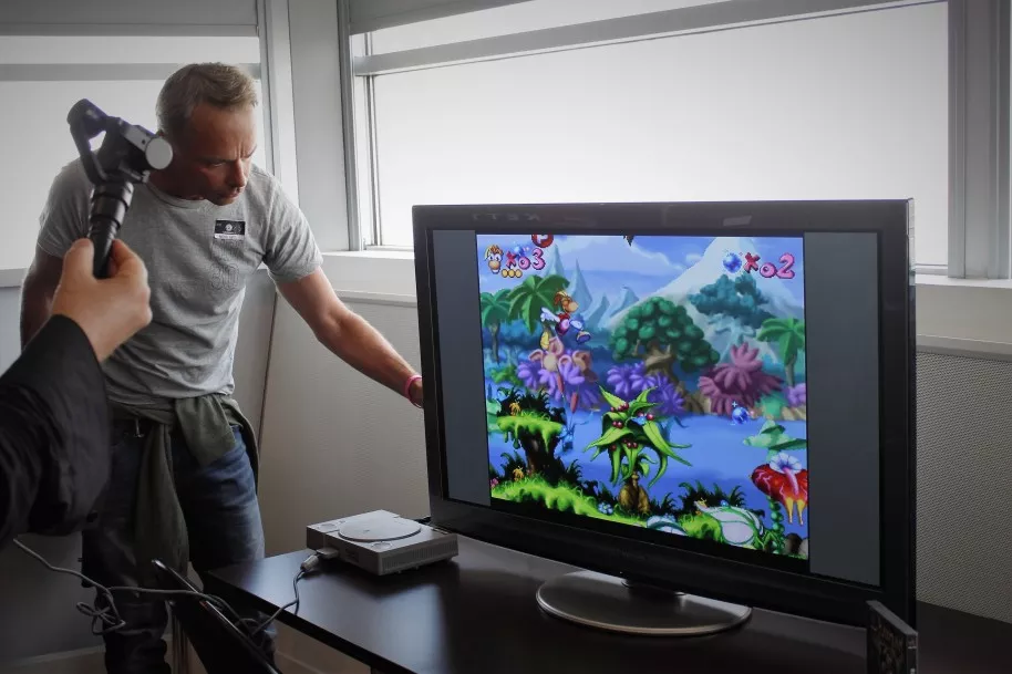 Una de las imágenes del día: Michel Ancel mostrando a la prensa cómo hizo el primer Rayman. Un juego encantador a pesar de los años transcurridos.