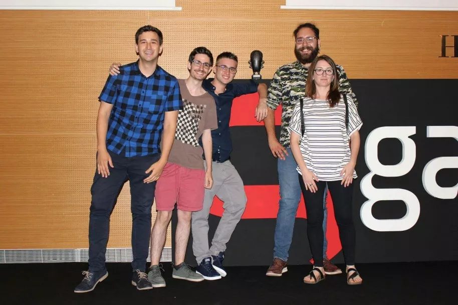 El equipo de Panda Studio al completo posando con la Pulga conseguida en el Gamelab. The Librarian ha sido su presentación en la industria del videojuego patria.