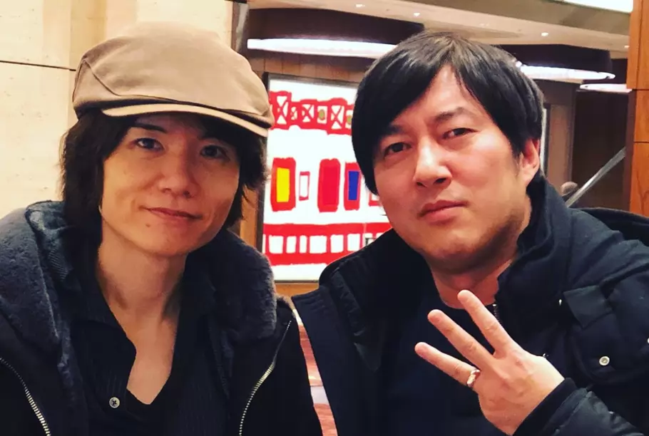 Es fácil ver a Suda 51 hacerse fotos con otros creadores, en este caso Masahiro Sakurai, responsable de la saga Smash Bros.