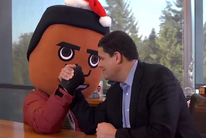 Reggie es genio y figura. Se ha retirado hace poco, y como curiosidad se abrió una cuenta de Twitter (no tenía). En cierto modo, aún quiere seguir en contacto con los seguidores de Nintendo.