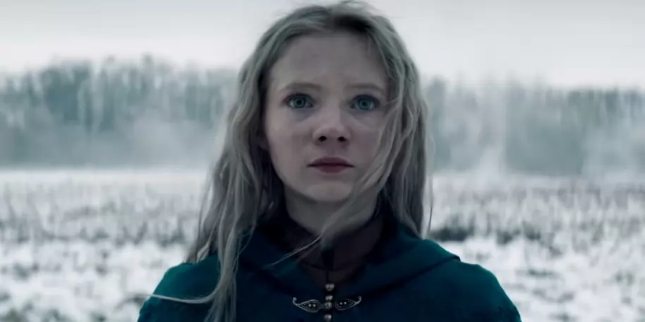 Freya Allan logra transmitir bien el personaje de la leoncilla de Cintra, tanto físicamente como esa mezcla de niña indefensa, con un gran poder en su interior.