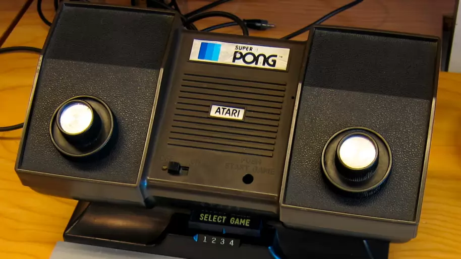 Bushnell siempre negó que Pong fuese un plagio de Ping Pong de Magnavox Odyssey. Fueron a juicio y la defensa de Baer presentó una prueba irrefutable: la firma de Bushnell en un libro de visitas durante una presentación de Odyssey años antes de la llegada de Pong. El problema legal se solucionó con el pago de 400.000 dólares y otras ventajas fiscales, cifra y solución ridícula para el éxito que cosecharía Pong en todo el planeta.