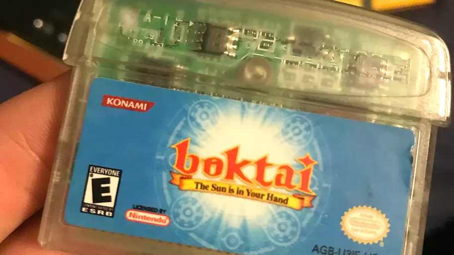 El cartucho de Boktai tenía una forma diferente para acomodar el sensor de luz solar. (Imagen: Reddit)