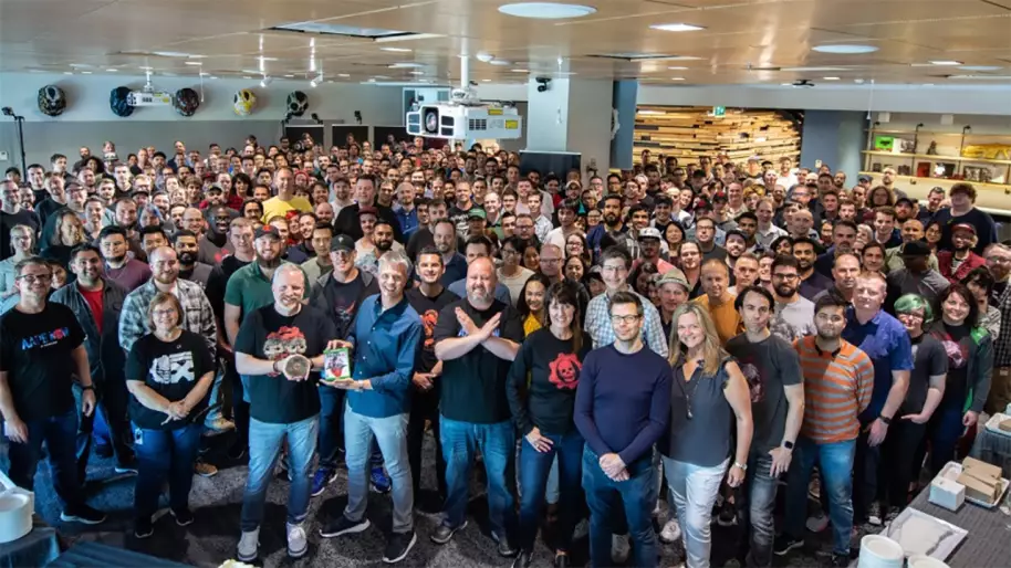 Rod Fergusson celebrando el final del desarrollo de Geas 5 en The Coalition.