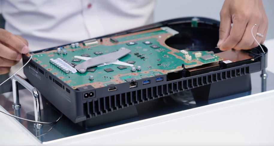 Aunque en el vídeo no se ve con claridad, podemos comprobar como el power delivery de la consola y sus memorias están refrigeradas por contacto a la placa metálica del lateral.