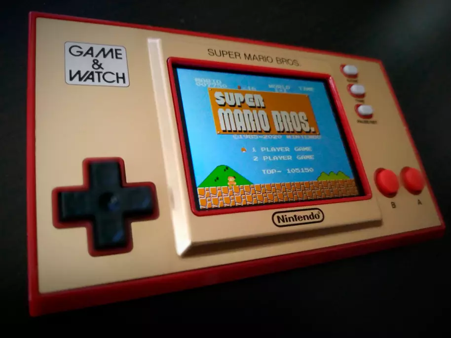 Game & Watch: Super Mario Bros., es una buena manera de rememorar el clásico. Nintendo ha mantenido la rom original, con su clásico esquema de color. Un artículo para coleccionistas que incluye el no tan popular SMB: The Lost Levels, que por cierto fue la secuela oficial en Japón. Más difícil, es una de esas joyas ocultas que merece la pena descubrir.