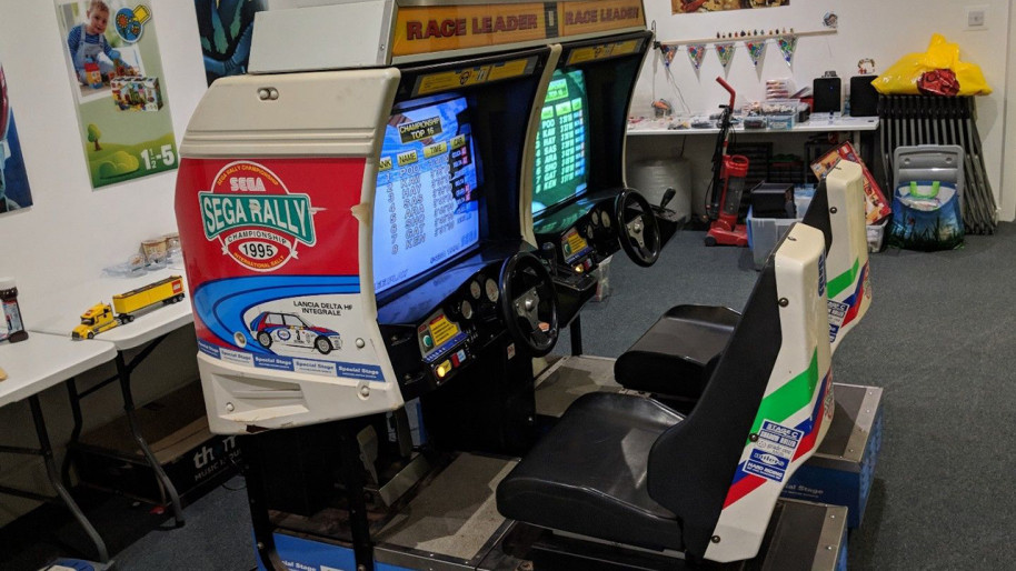 Una cabina doble de Sega Rally 1995 Championship. Imagen de @RetroGameSearch.
