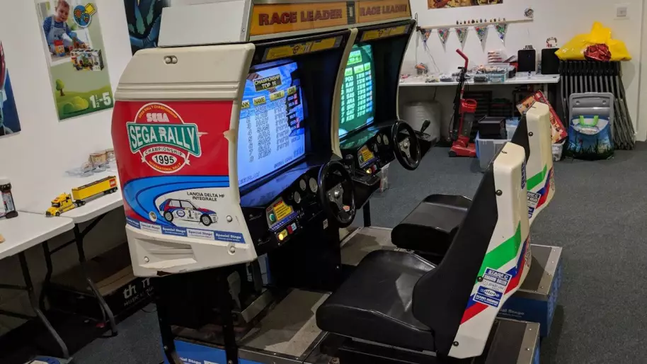 Una cabina doble de Sega Rally 1995 Championship. Imagen de @RetroGameSearch.