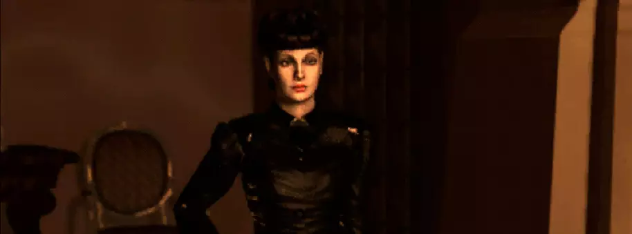Como tantos otros grandes videojuegos del pasado, hasta no hace mucho, disfrutar de Blade Runner en equipos actuales era poco menos que una odisea. Ya os lo contamos en nuestro especial dedicado a la conservación del legado y la historia de los videojuegos que por unas u otras razones, tristemente era algo habitual que se perdiera el código fuente de los clásicos, y el juego de Westwood no fue una excepción. Gracias a la labor de aficionados y GOG, usando técnicas de ingeniería inversa, a finales de 2019 se logró que Blade Runner de Westwood funcione en PC actuales... no sin dificultades. Poco después se anunció también una remasterización de Blade Runner que pretendía mejorar los gráficos con resolución 4K y 60fps pero por desgracia, de momento, Blade Runner: Enhanced Edition se ha retrasado indefinidamente debido, precisamente, a la ausencia de un código fuente con el que trabajar libremente. Así pues, por ahora, más allá de encontrar el clásico en formato físico en alguna tienda, la única forma de disfrutar del videojuego es comprar Blade Runner en GOG, donde se mantiene el doblaje al español.