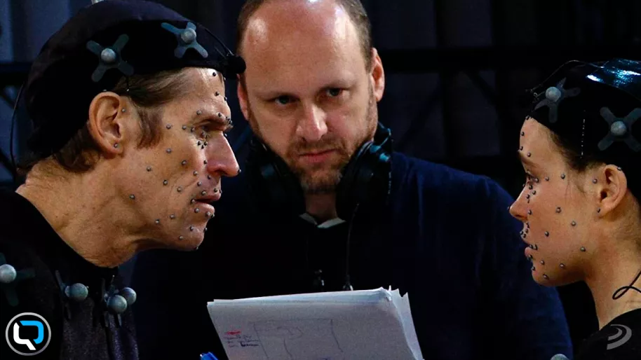 Cage dirigiendo a Dafoe y Page