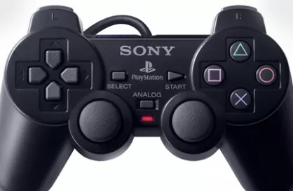 El DualShock 2 pesaba menos que el modelo anterior, mejoraba la vibración y añadía funciones analógicas a los botones.