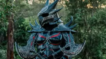 Esta réplica de la armadura daédrica de Skyrim a escala real es el sueño de todo fan de la saga