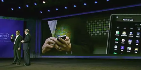 Intel también preparará sus procesadores para introducirlos en teléfonos móviles Intel también preparará sus procesadores para introducirlos en teléfonos móviles